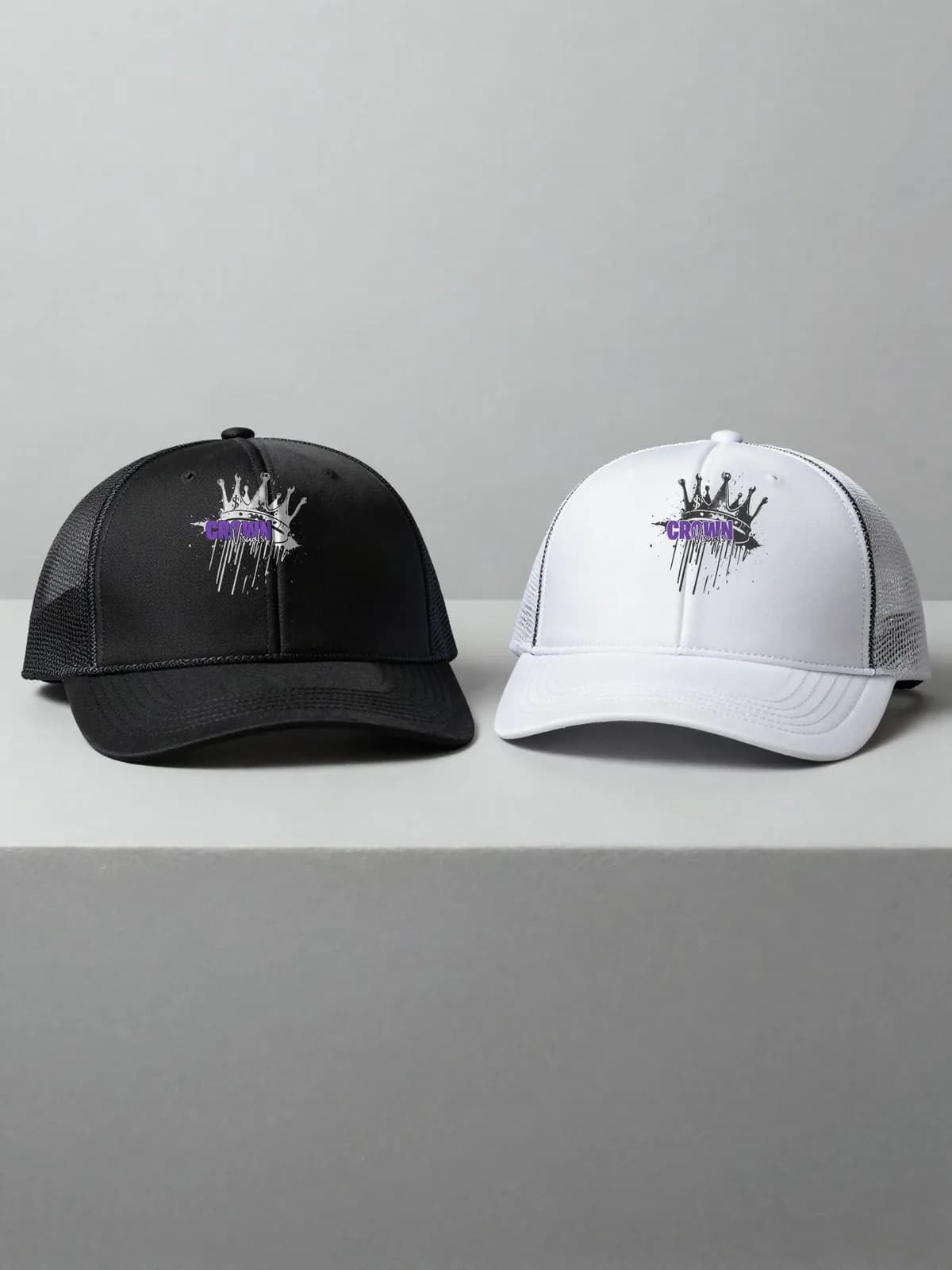 Eine schwarze und eine weiße Trucker Cap mit Crown-Visuals-Logo